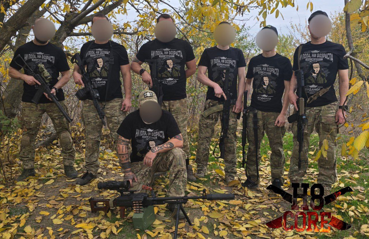 Russian Fascism | Російський Фашизм | Российский Фашизм|Учасники підрозділу «Русич» позують у футболках із написом «Ні статі, ні віку ворог не має!» і зображенням російського полковника Юрія Буданова, який вбив 18-річну чеченську дівчину (листопад 2024)
